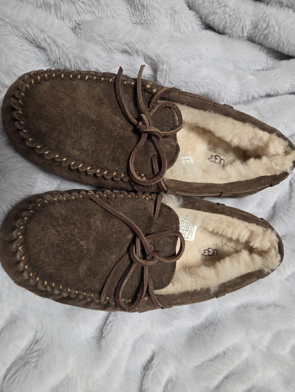 UGG Women's Dakota slip-on moccasin slippers Size 8